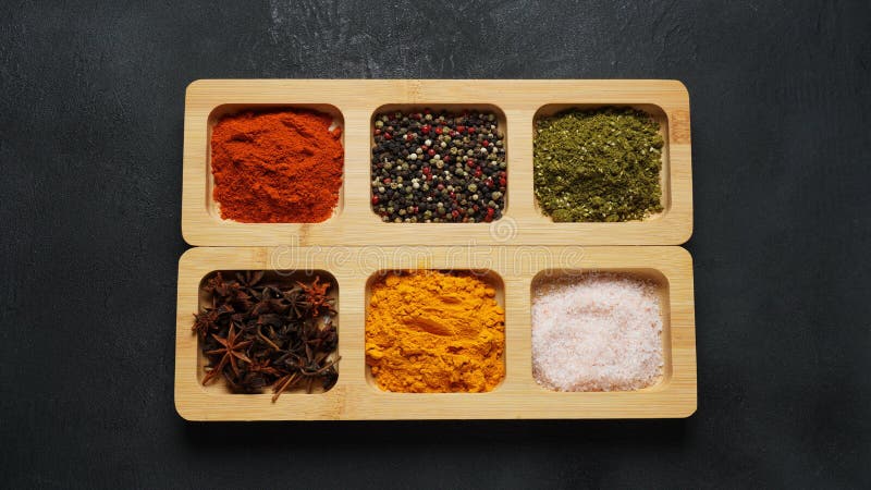 Tabuleiros com especiarias orientais brilhantes e condimentos imagem de stock royalty free