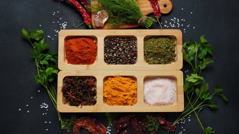Tabuleiros com especiarias orientais brilhantes e condimentos imagem de stock