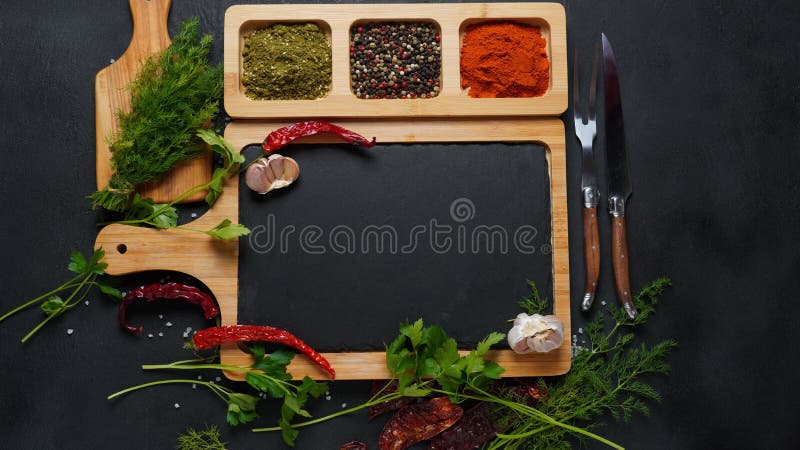 Tabuleiros com especiarias orientais brilhantes e condimentos fotos de stock royalty free