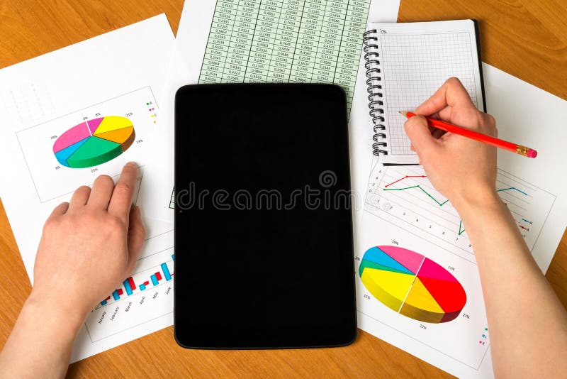 Tabuleta, mão do ` s da mulher que guarda o lápis, caderno, folhas de papel a fotografia de stock Tabuleta, mão do ` s da mulher que guarda o lápis, caderno, folhas de papel a fotografia de stock