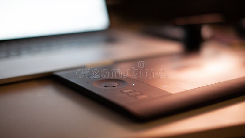 Tabuleta para selecionar na luz não ofuscante do monitor do portátil, foco seletivo no botão redondo central fotografia de stock royalty free Tabuleta para selecionar na luz não ofuscante do monitor do portátil, foco seletivo no botão redondo central fotografia de stock royalty free