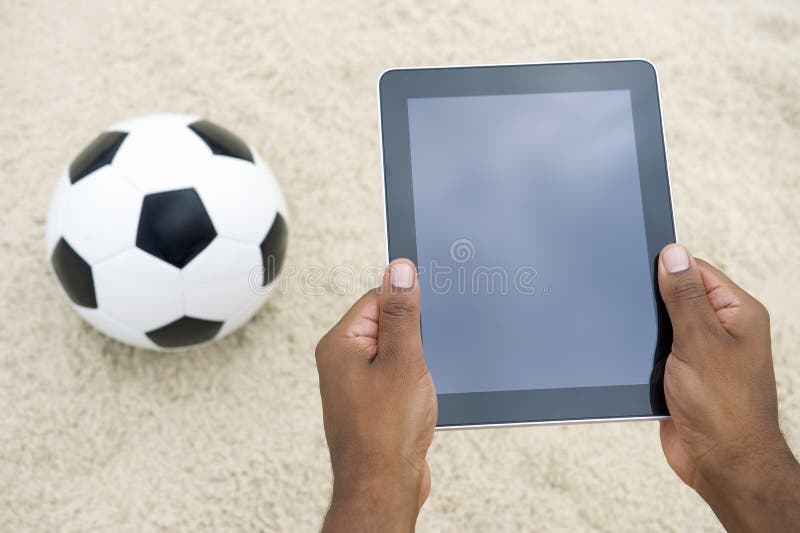 Jogo De Vídeo Do Futebol Ou Do Futebol No Portátil Jogo Do Homem Novo Foto  de Stock - Imagem de eletrônico, laptop: 109925292