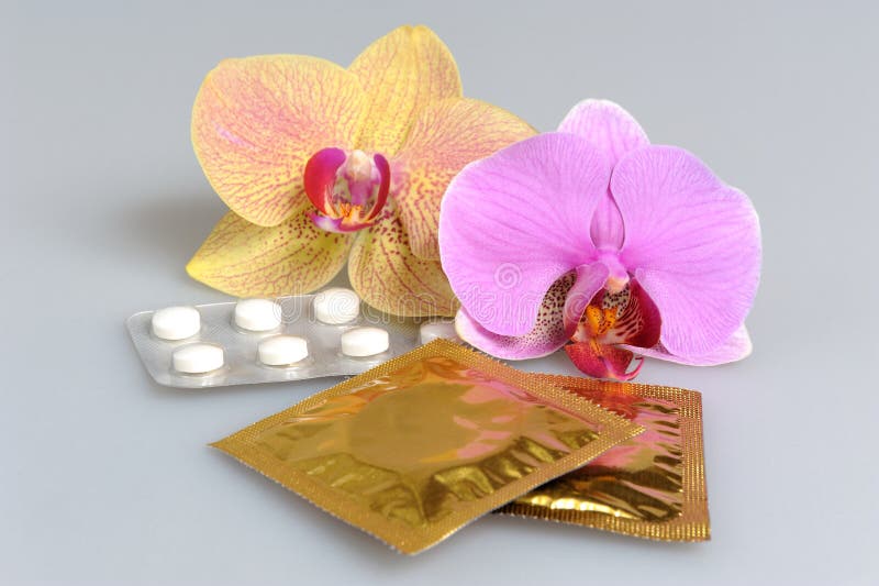 tabuletas Filme-revestidas, preservativos com as duas flores da orquídea no cinza