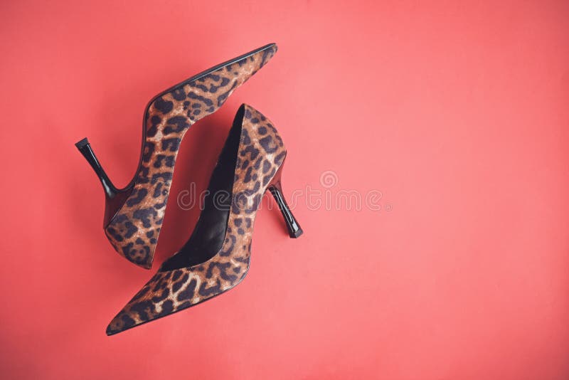 Tacchi alti delle scarpe della stampa del leopardo su fondo rosso, vista superiore immagini stock libere da diritti Tacchi alti delle scarpe della stampa del leopardo su fondo rosso, vista superiore immagini stock libere da diritti
