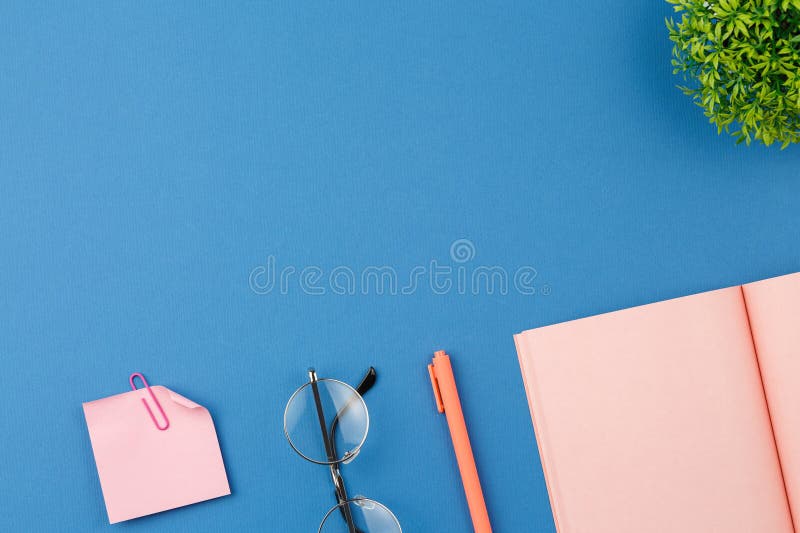 Taccuino aperto con occhiali da calcolatrice e penna. fotografia stock libera da diritti