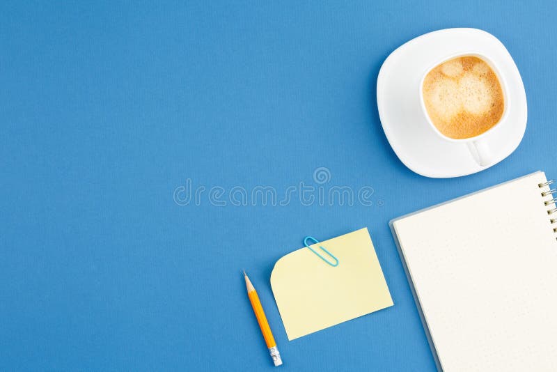 Taccuino aperto con una matita tazza di nota caffè fotografia stock libera da diritti