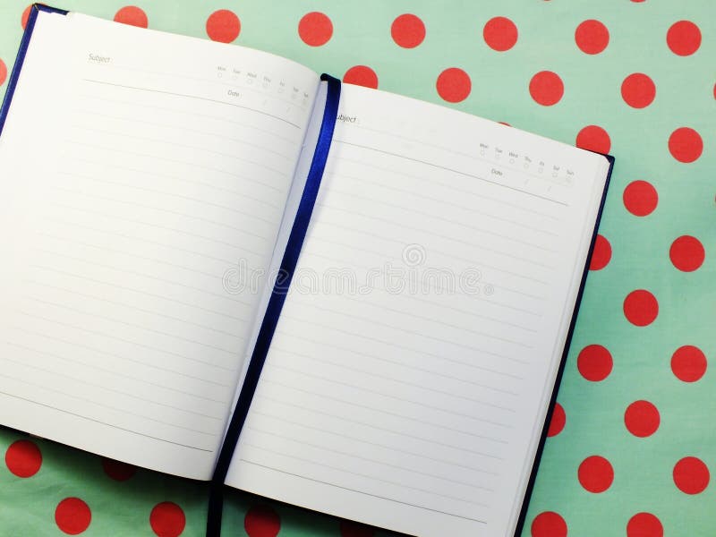 Taccuino aperto della pagina della carta in bianco strutturato fotografia stock Taccuino aperto della pagina della carta in bianco strutturato fotografia stock