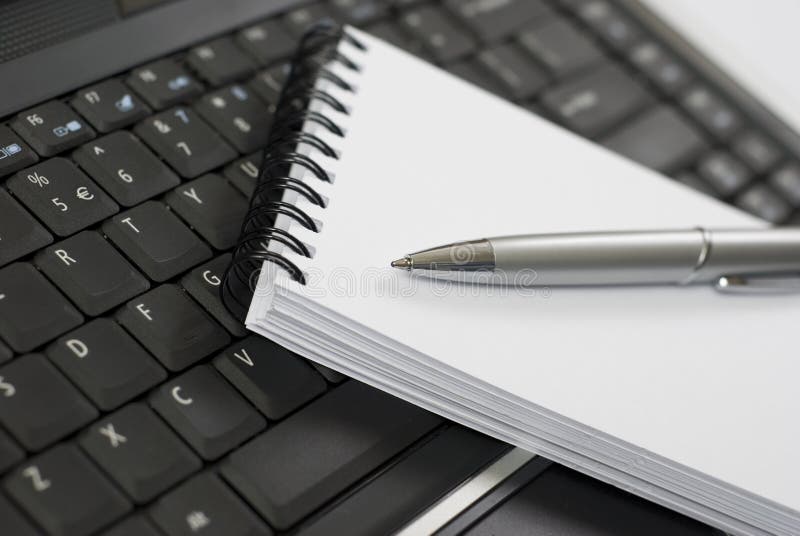 Taccuino e computer portatile immagini stock libere da diritti