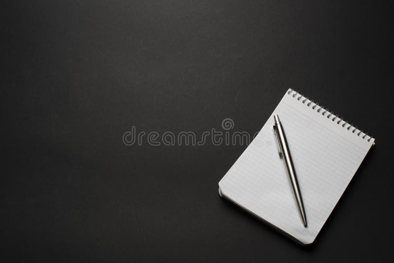 taccuino e penna su una tavola nera fotografie stock libere da diritti taccuino e penna su una tavola nera fotografie stock libere da diritti