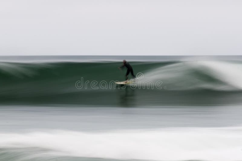 Tache floue de mouvement de surfer images stock