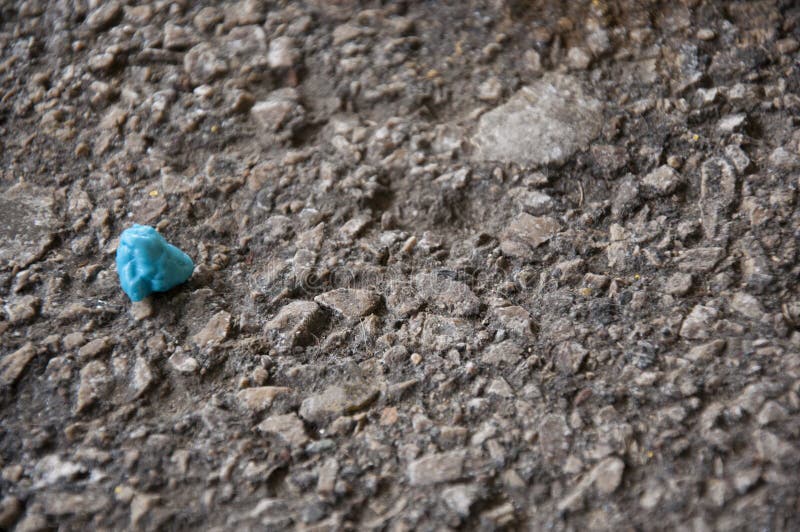 Taco de la goma azul en la calle pebbled imágenes de archivo libres de regalías Taco de la goma azul en la calle pebbled imágenes de archivo libres de regalías