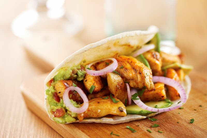 Taco De Pollo Mexicano Con El Aguacate Foto de archivo Imagen de delicioso, americano 42647474