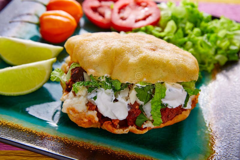 Taco mexicano de Gordita enchido com a carne do pastor fotografia de stock Taco mexicano de Gordita enchido com a carne do pastor fotografia de stock