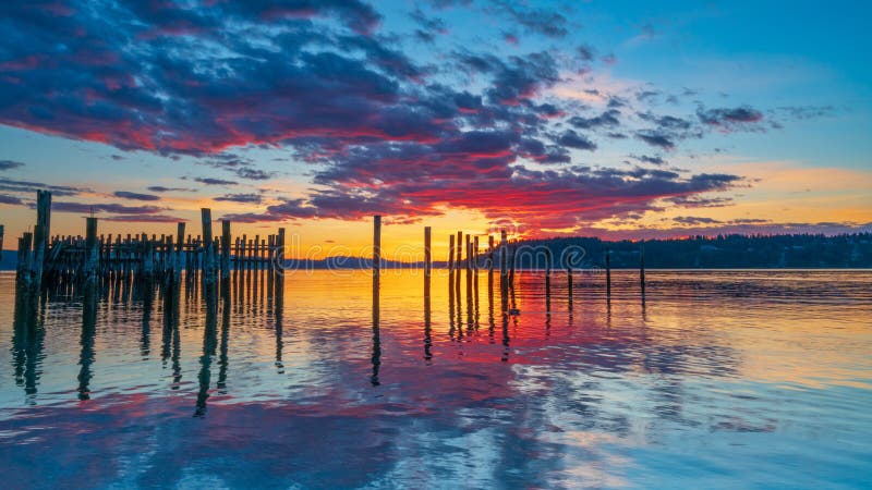 Tacoma r?tr?cit le coucher du soleil au-dessus de Puget Sound image libre de droits Tacoma r?tr?cit le coucher du soleil au-dessus de Puget Sound image libre de droits