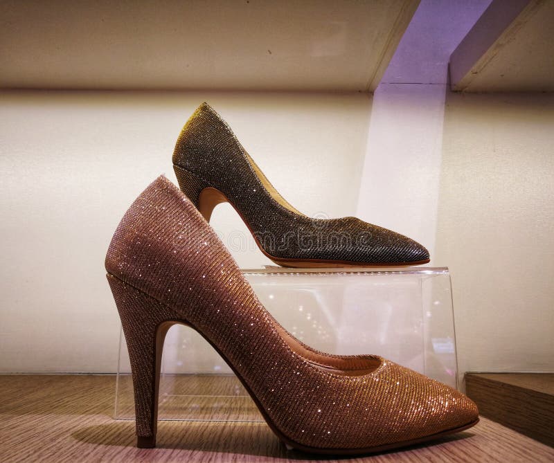 Tacones altos negros y marrones del brillo en la exhibición imágenes de archivo libres de regalías Tacones altos negros y marrones del brillo en la exhibición imágenes de archivo libres de regalías
