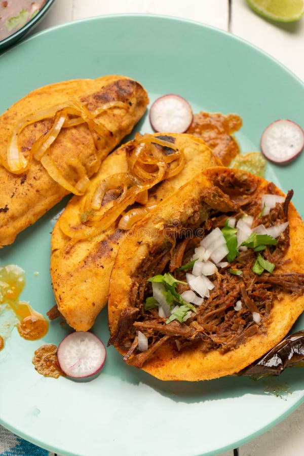 Tacos De Buey Birria Con Salsa. Comida Mexicana Foto de archivo