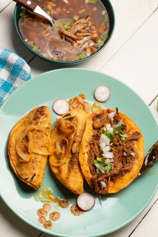 Tacos De Buey Birria Con Salsa. Comida Mexicana Foto de archivo