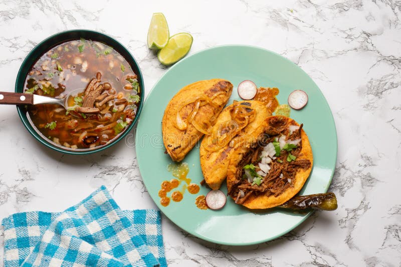 Tacos De Buey Birria Con Salsa. Comida Mexicana Foto de archivo