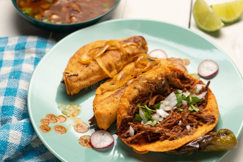 Tacos De Buey Birria Con Salsa. Comida Mexicana Imagen de archivo