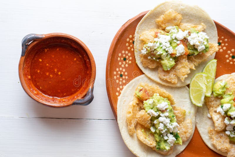 Tacos De Chicharron Con Guacamole Imagen de archivo Imagen de cerdo