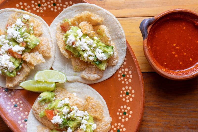 Tacos De Chicharron Con Guacamole Imagen de archivo Imagen de cerdo