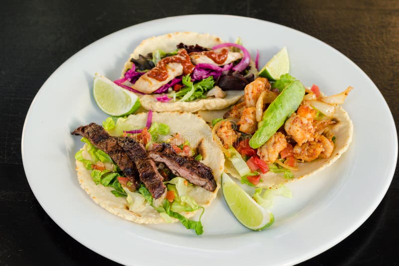 Tacos de crevette de bifteck de poulet images libres de droits Tacos de crevette de bifteck de poulet images libres de droits