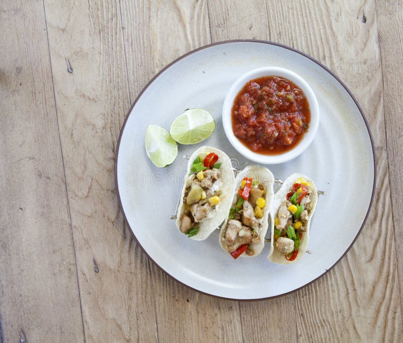 Tacos de poulet grillé avec le Salsa et la chaux image stock Tacos de poulet grillé avec le Salsa et la chaux image stock