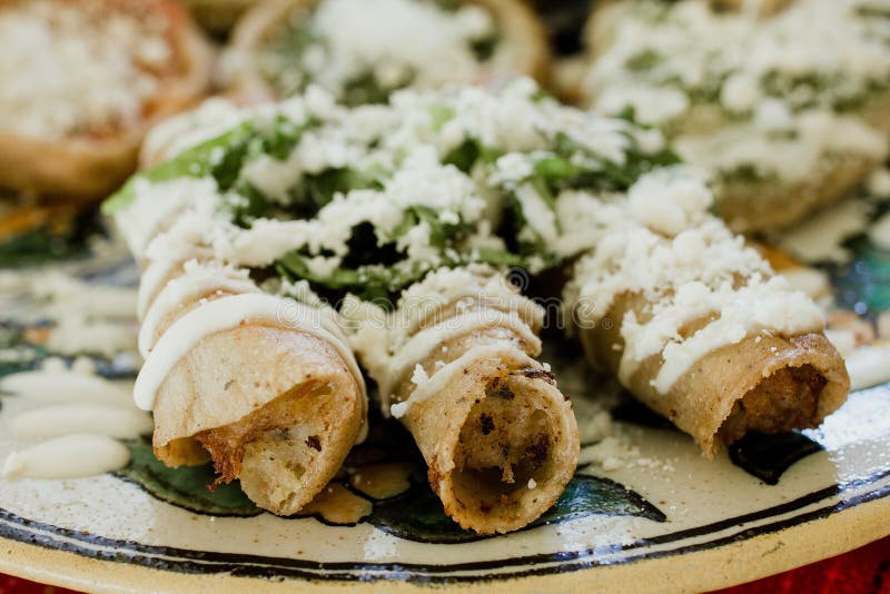 Tacos Flautas De Pollo Und Selbst Gemachter Mexikaner Mexiko City ...