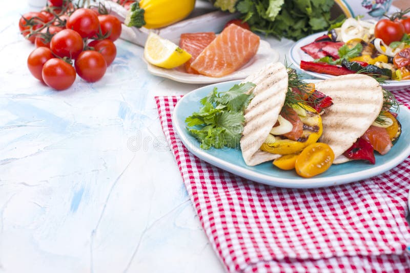 Tacos mexicain avec les légumes et les saumons grillés Nourriture saine pour le déjeuner Aliments de préparation rapide Copiez l' photographie stock Tacos mexicain avec les légumes et les saumons grillés Nourriture saine pour le déjeuner Aliments de préparation rapide Copiez l' photographie stock