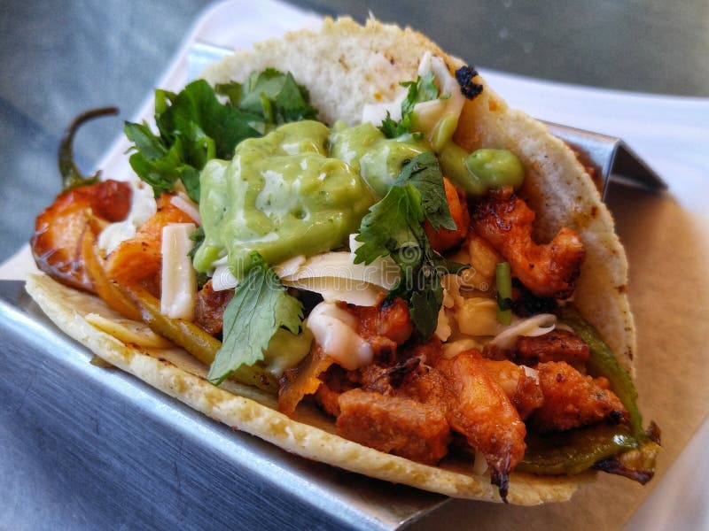 Tacos mexicanos auténticos foto de archivo. Imagen de tortillas 104804964