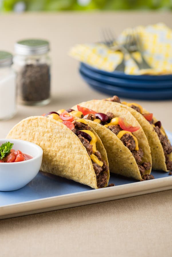 Tacos mexicanos com carne, queijo cheddar, tomate fotografia de stock royalty free Tacos mexicanos com carne, queijo cheddar, tomate fotografia de stock royalty free
