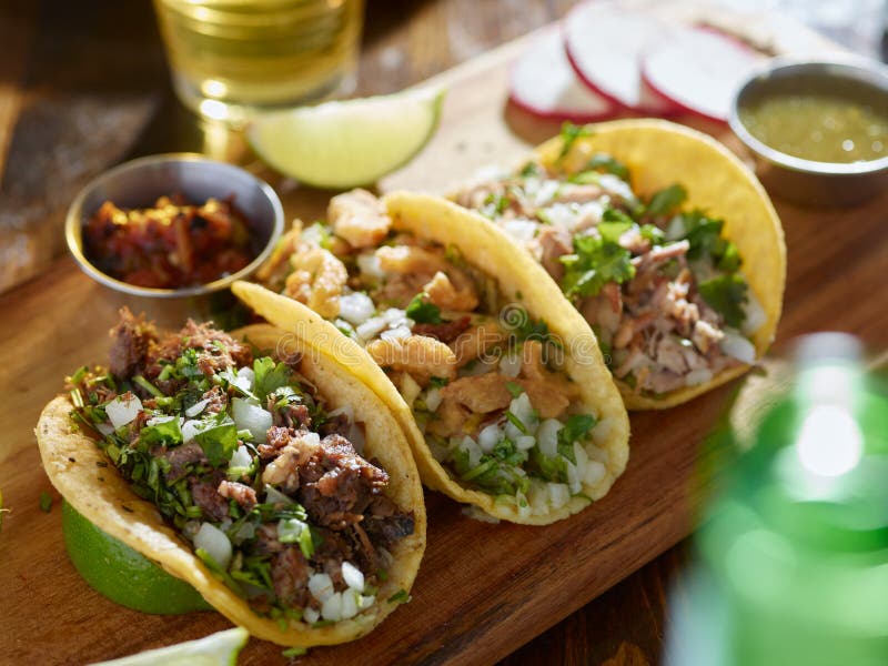 Tacos mexicanos de la calle con barbacoa, carnitas y el ³ n de ChicharrÃ