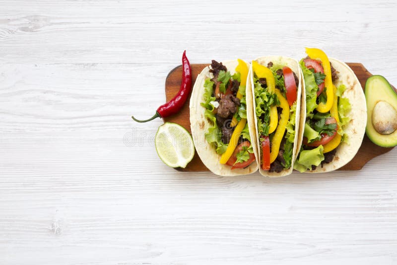 Tacos mit Schweinefleisch, Frischgemüse, Avocado, Kalk und Pfeffer stockfoto Tacos mit Schweinefleisch, Frischgemüse, Avocado, Kalk und Pfeffer stockfoto
