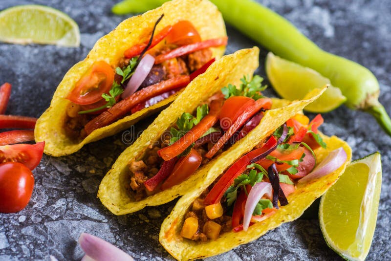 Tacos w skorupy Kolorowym Meksykańskim jedzeniu zdjęcie stock Tacos w skorupy Kolorowym Meksykańskim jedzeniu zdjęcie stock