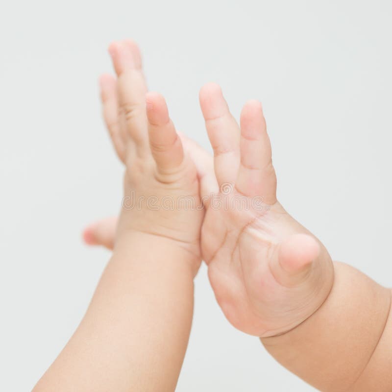 Manita de bebé aislada tocando fotografía de archivo libre de regalías