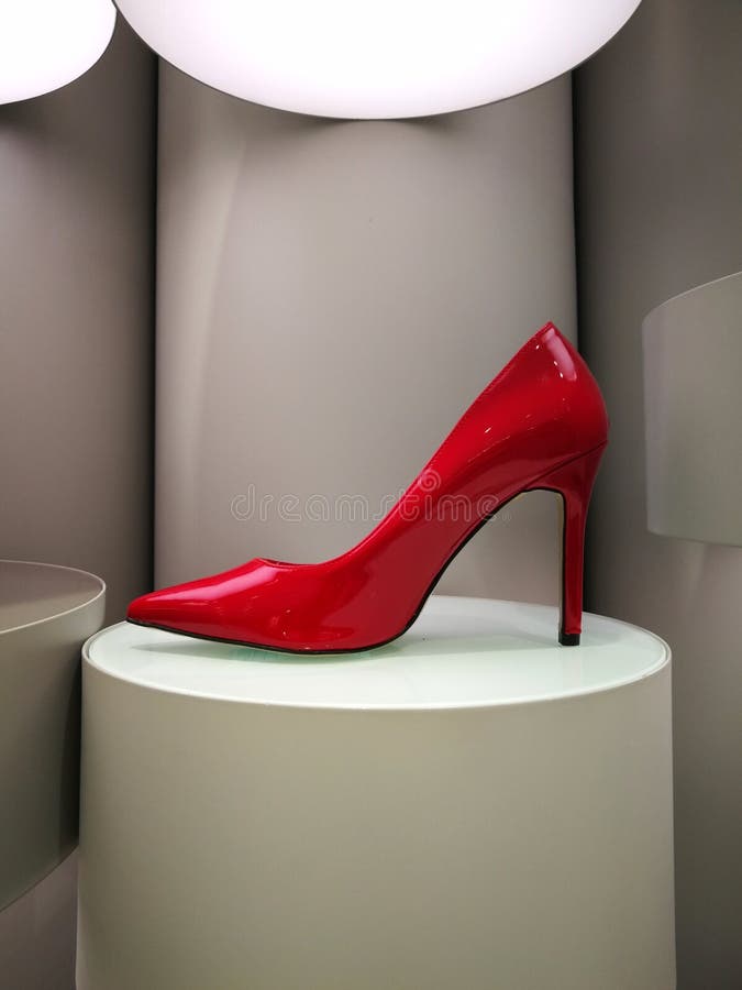 Tacón alto rojo del lápiz labial en la exhibición imágenes de archivo libres de regalías Tacón alto rojo del lápiz labial en la exhibición imágenes de archivo libres de regalías
