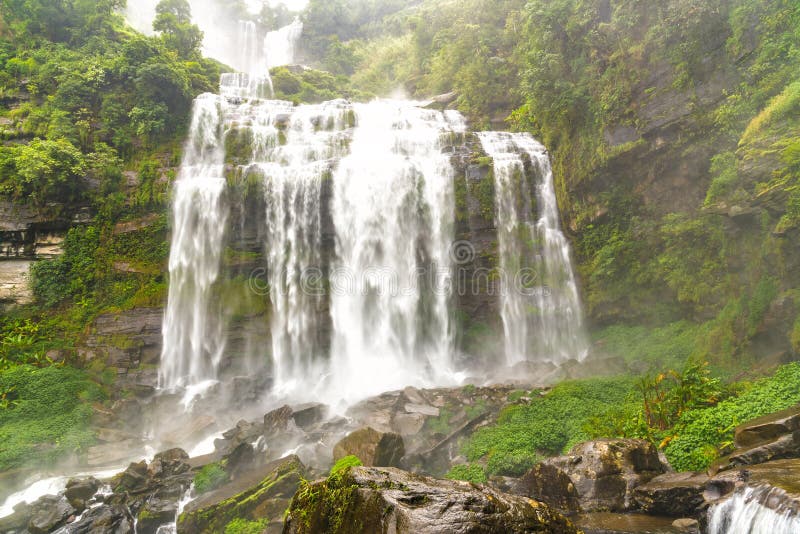 Tad Khamude, de grote waterval van A in diep bos bij Bolaven-hoogland royalty-vrije stock fotografie Tad Khamude, de grote waterval van A in diep bos bij Bolaven-hoogland royalty-vrije stock fotografie