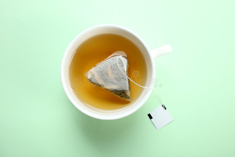Tadelloser Teebeutel in einer Schale lizenzfreies stockfoto Tadelloser Teebeutel in einer Schale lizenzfreies stockfoto