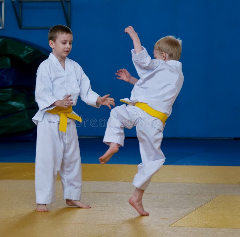 Taekwondo αγοριών που εκπαιδεύ&epsilo