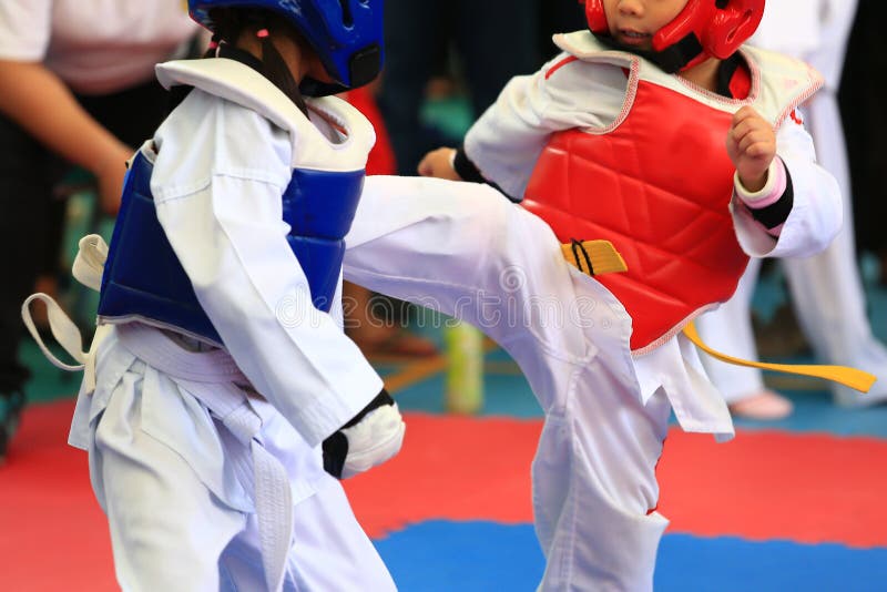 Taekwondoatleten die op stadium vechten royalty-vrije stock afbeelding Taekwondoatleten die op stadium vechten royalty-vrije stock afbeelding