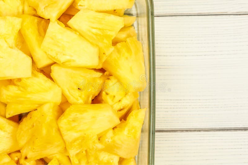 Tafelbladmening - sluit omhoog van rijpe die ananas in stukken, in g wordt gesneden stock foto Tafelbladmening - sluit omhoog van rijpe die ananas in stukken, in g wordt gesneden stock foto