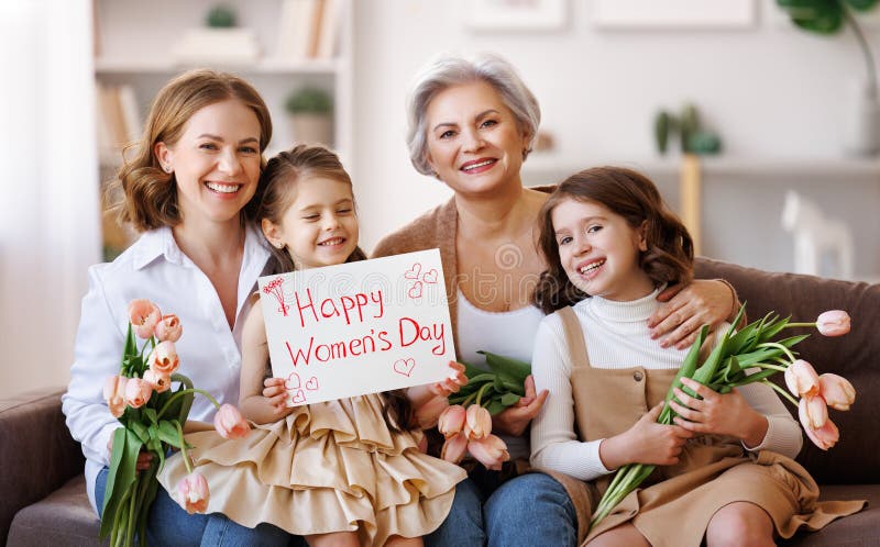 Tag der glücklichen internationalen Frauen. Großmutter und Tochter mit Blumen und einem Plakat feiern ihren Urlaub lizenzfreie stockbilder