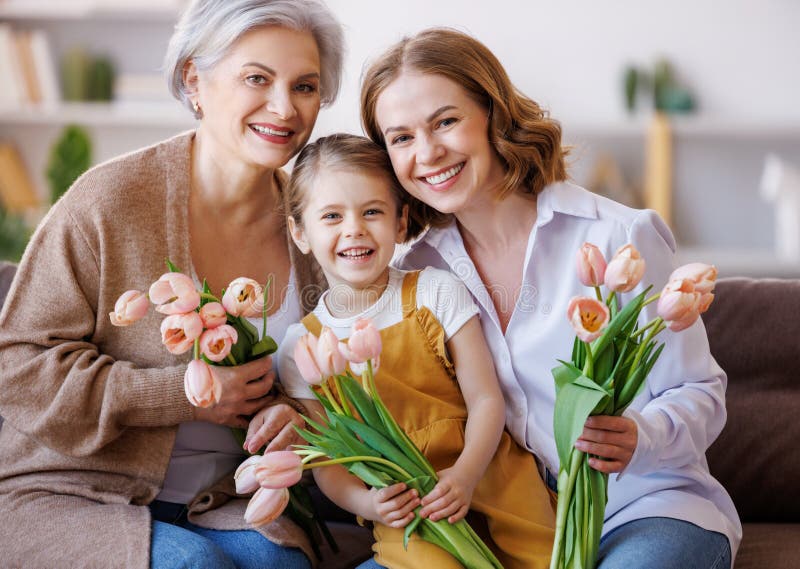 Tag der glücklichen internationalen Frauen. Großmutter und Tochter mit Blumen feiern fröhlich die Urlaubsmütter stockbild