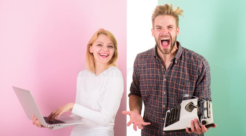 Tagandefördel av teknologi Det moderna folket behöver digitala apparater Du behöver bestämt den omoderna moderna apparaten i stäl royaltyfri foto Tagandefördel av teknologi Det moderna folket behöver digitala apparater Du behöver bestämt den omoderna moderna apparaten i stäl royaltyfri foto