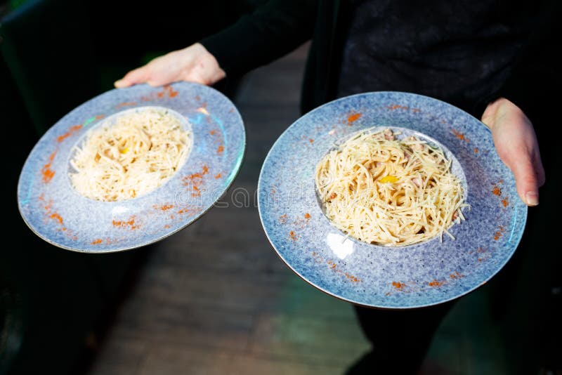 tagen bild för pasta för carbonaradaglampa Spagetti med bacon-, parsel- och parmesanost i blåttplatta Italienskt matbegrepp royaltyfri fotografi tagen bild för pasta för carbonaradaglampa Spagetti med bacon-, parsel- och parmesanost i blåttplatta Italienskt matbegrepp royaltyfri fotografi