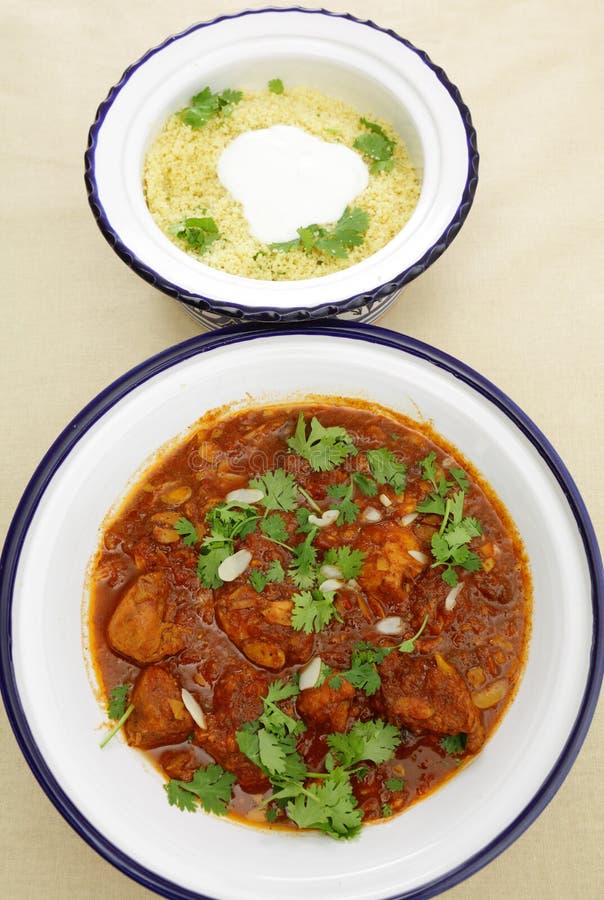Tagine De Poulet Et Verticale De Couscous Image stock Image du poulet, marocain 24742139