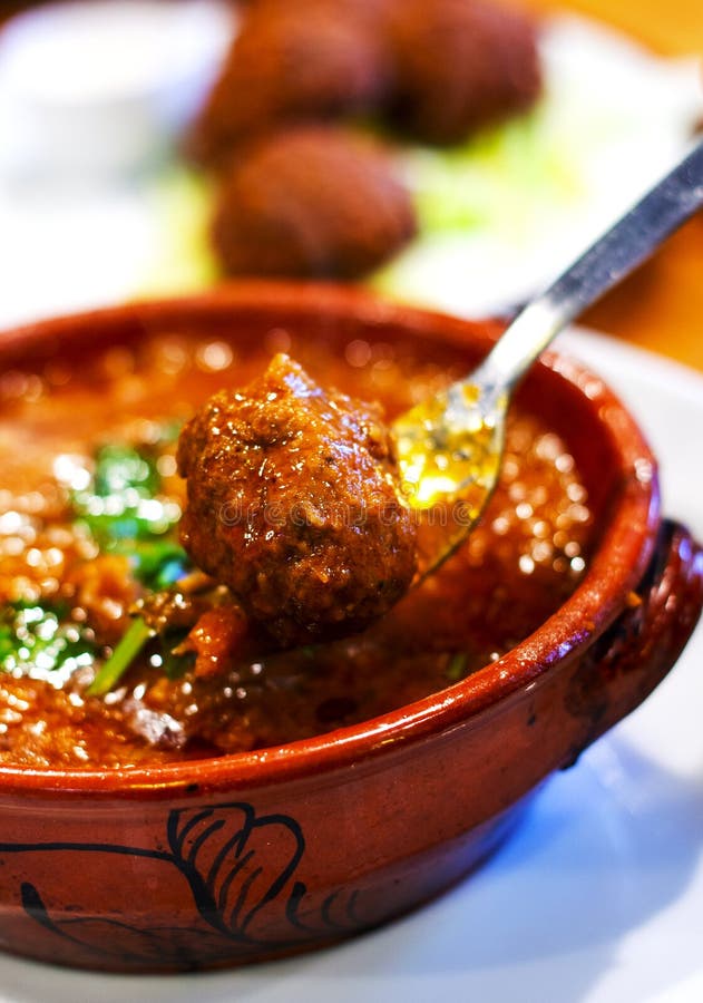 Tagine delicioso con las albóndigas marroquíes foto de archivo Tagine delicioso con las albóndigas marroquíes foto de archivo