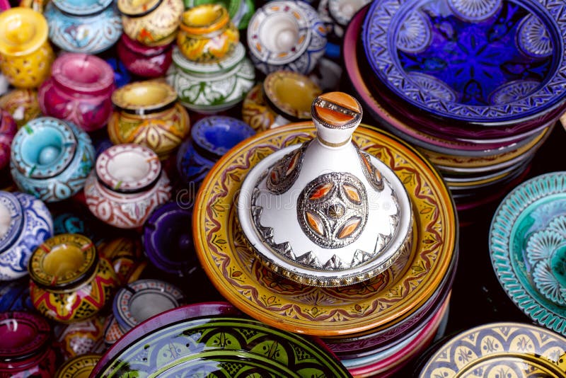 Tagine décoré et souvenirs traditionnels du Maroc photographie stock Tagine décoré et souvenirs traditionnels du Maroc photographie stock