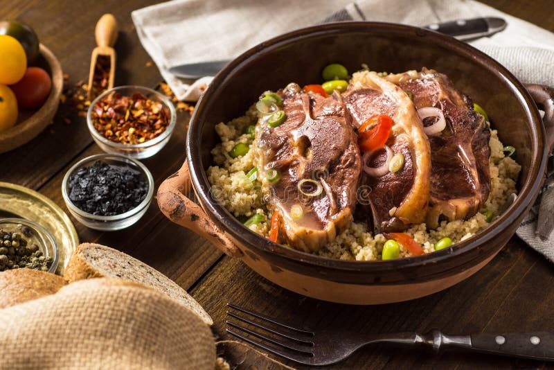 Tagli arrostiti del lombo dell'agnello con cuscus e la soia fotografie stock libere da diritti Tagli arrostiti del lombo dell'agnello con cuscus e la soia fotografie stock libere da diritti