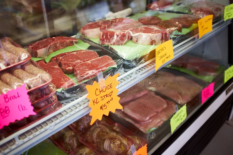 Tagli assortiti di carne fresca visualizzati sui vassoi immagini stock Tagli assortiti di carne fresca visualizzati sui vassoi immagini stock